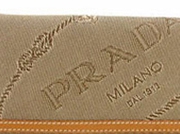 PRADA皮包胶章应用